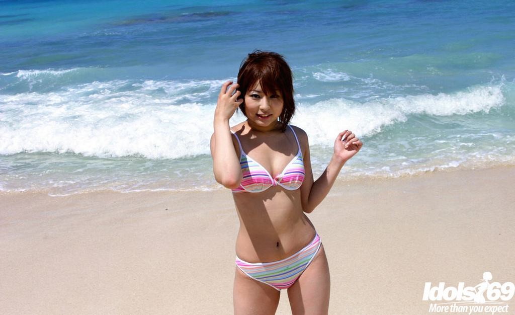 Una jovencita asiática se desnuda y se burla en la playa
 #69957434
