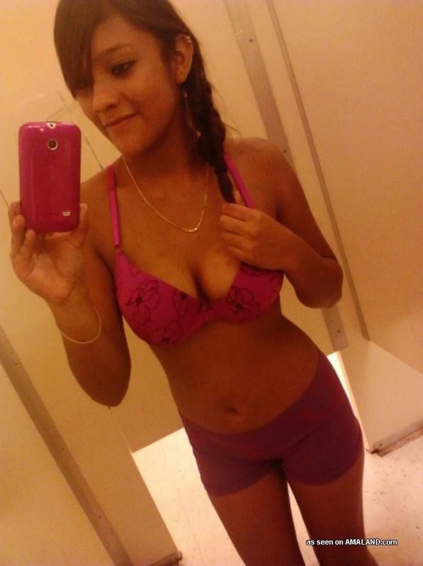 Pechugona mexicana mostrando sus tetas mientras hace camwhoring
 #77028515