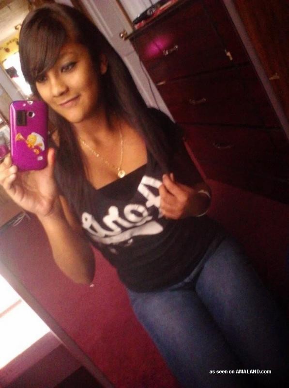Pechugona mexicana mostrando sus tetas mientras hace camwhoring
 #77028535