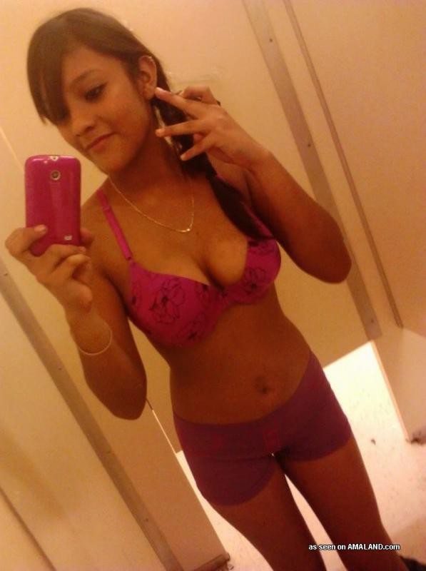 Pechugona mexicana mostrando sus tetas mientras hace camwhoring
 #77028545