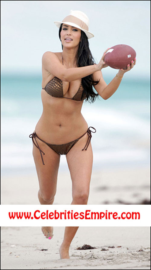 Kim kardashian pose nue et montre son cul fumant
 #75394496