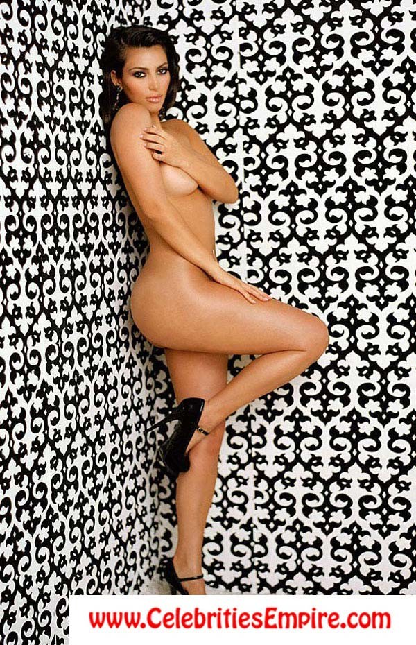 Kim kardashian pose nue et montre son cul fumant
 #75394514