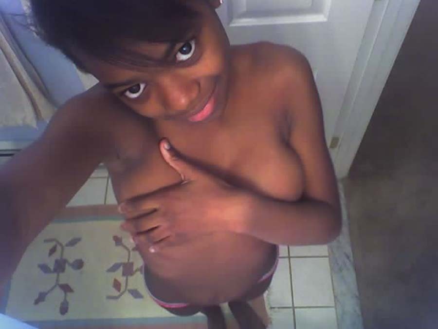 Picture gallery of a black teen camwhoring in the nude #67648320