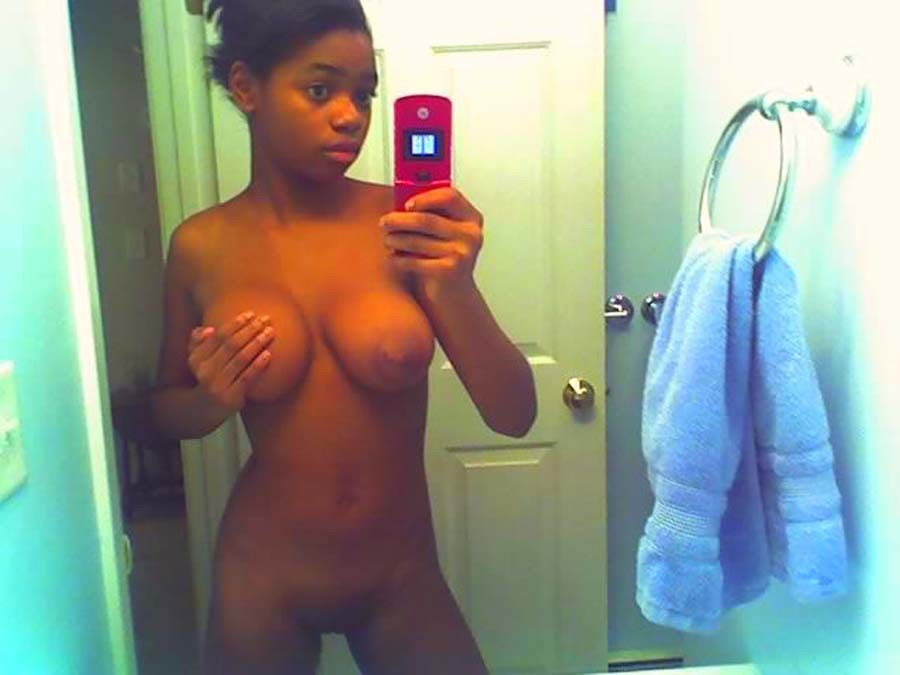 Picture gallery of a black teen camwhoring in the nude #67648335
