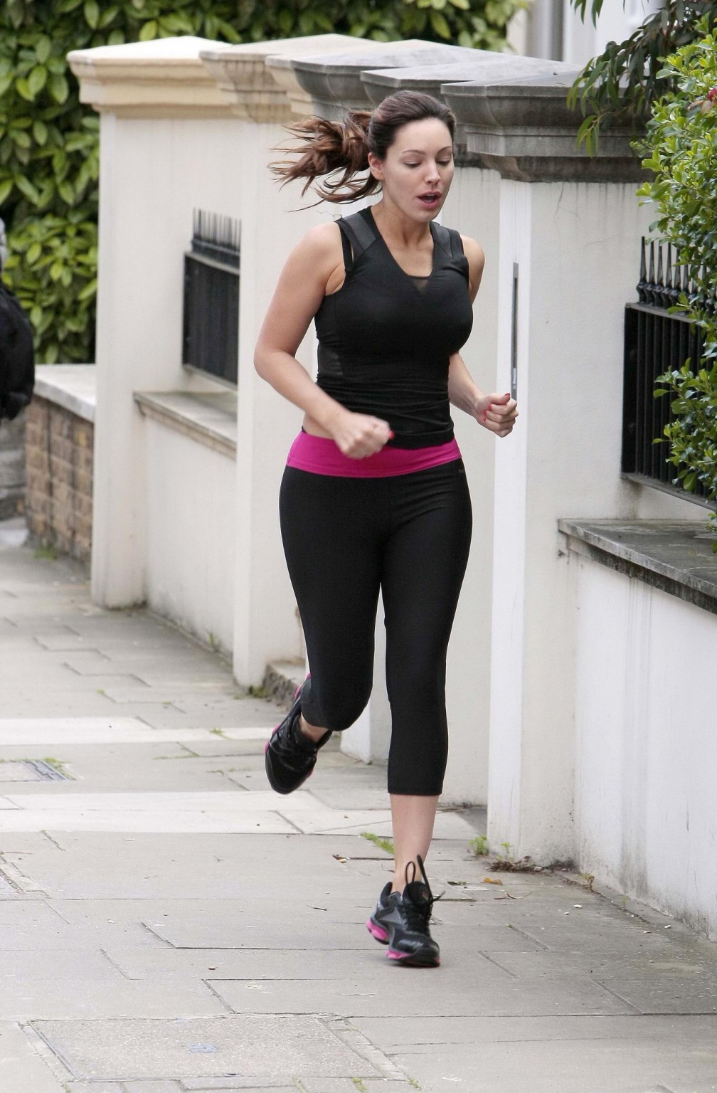 Kelly Brook mostrando pokies culo mentre jogging fuori a Londra
 #75259916