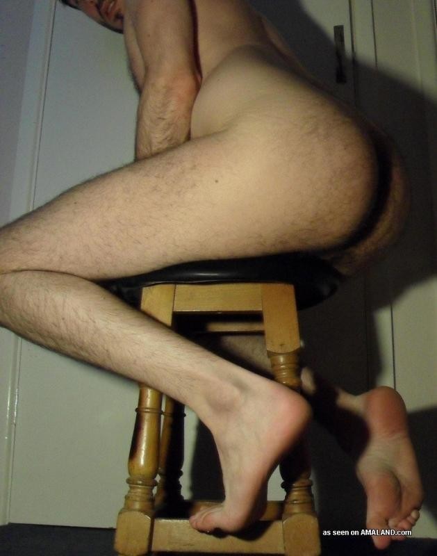 Ragazzo gay nudo che fa pose da skanky su uno sgabello a casa
 #76916140