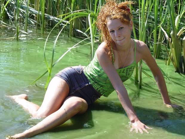 Redhead acqua babe frolics nudo all'aperto in stagno
 #78636821