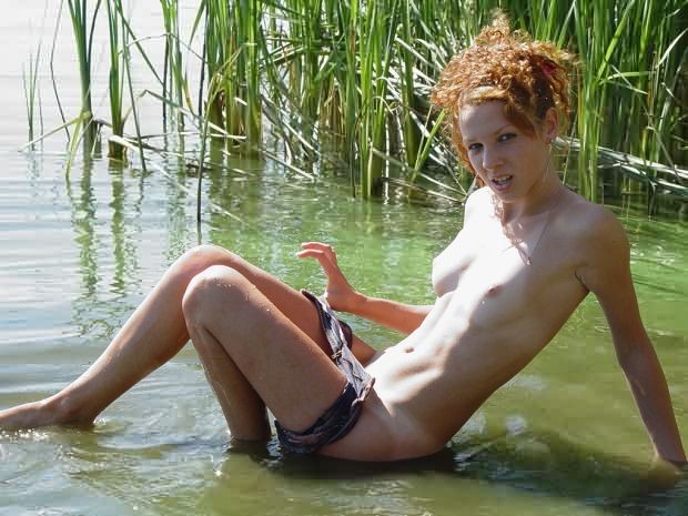 Redhead acqua babe frolics nudo all'aperto in stagno
 #78636833