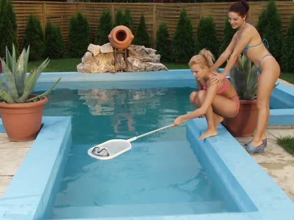 Jeunes lesbiennes excitées s'envoyant en l'air au bord de la piscine
 #74084581