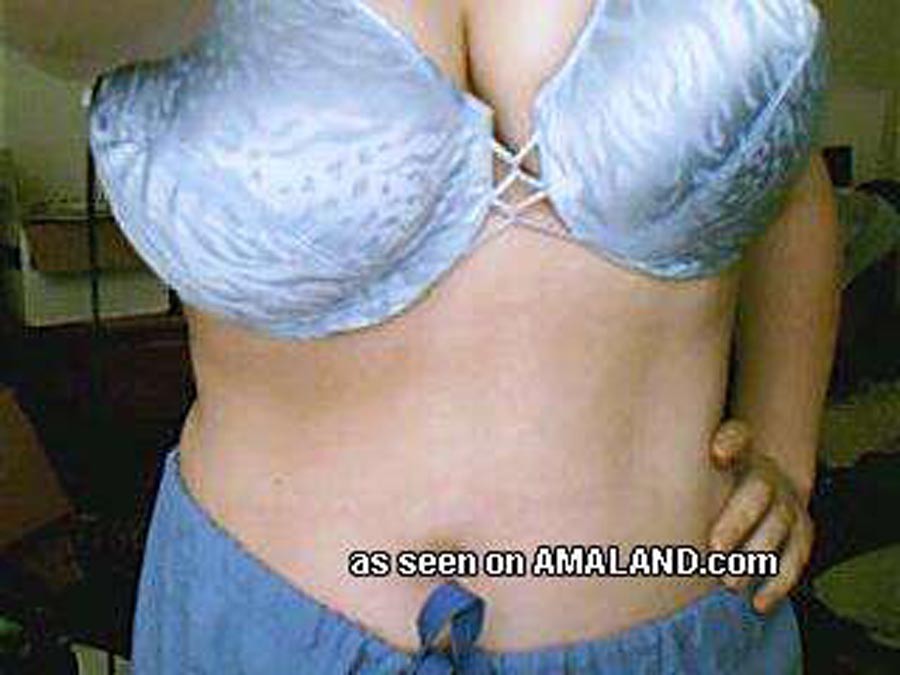 Une nana bien roulée qui montre ses seins à la caméra.
 #67361634