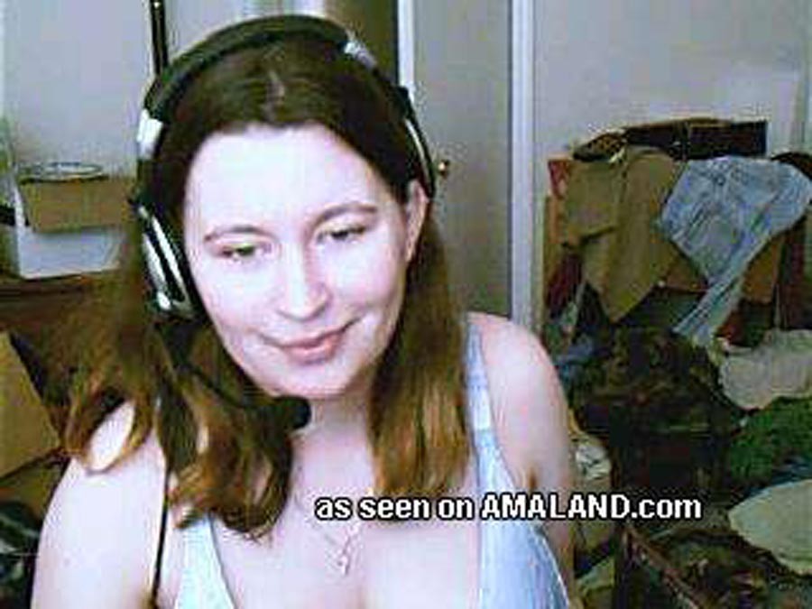 Une nana bien roulée qui montre ses seins à la caméra.
 #67361659