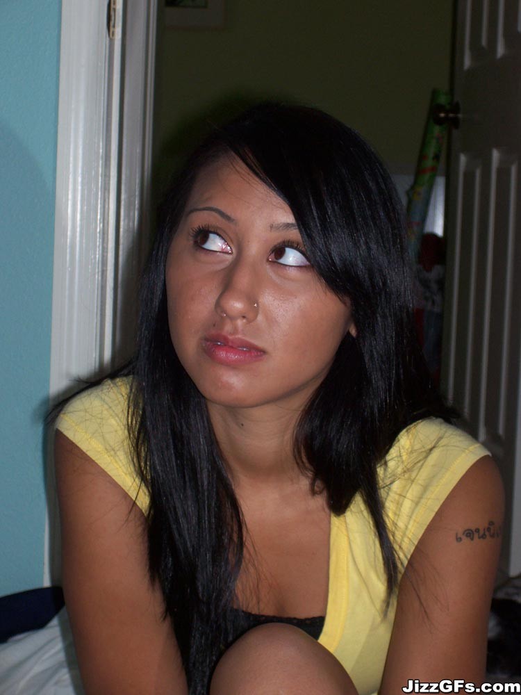 Una joven asiática en bragas blancas teniendo sexo oral
 #75937594