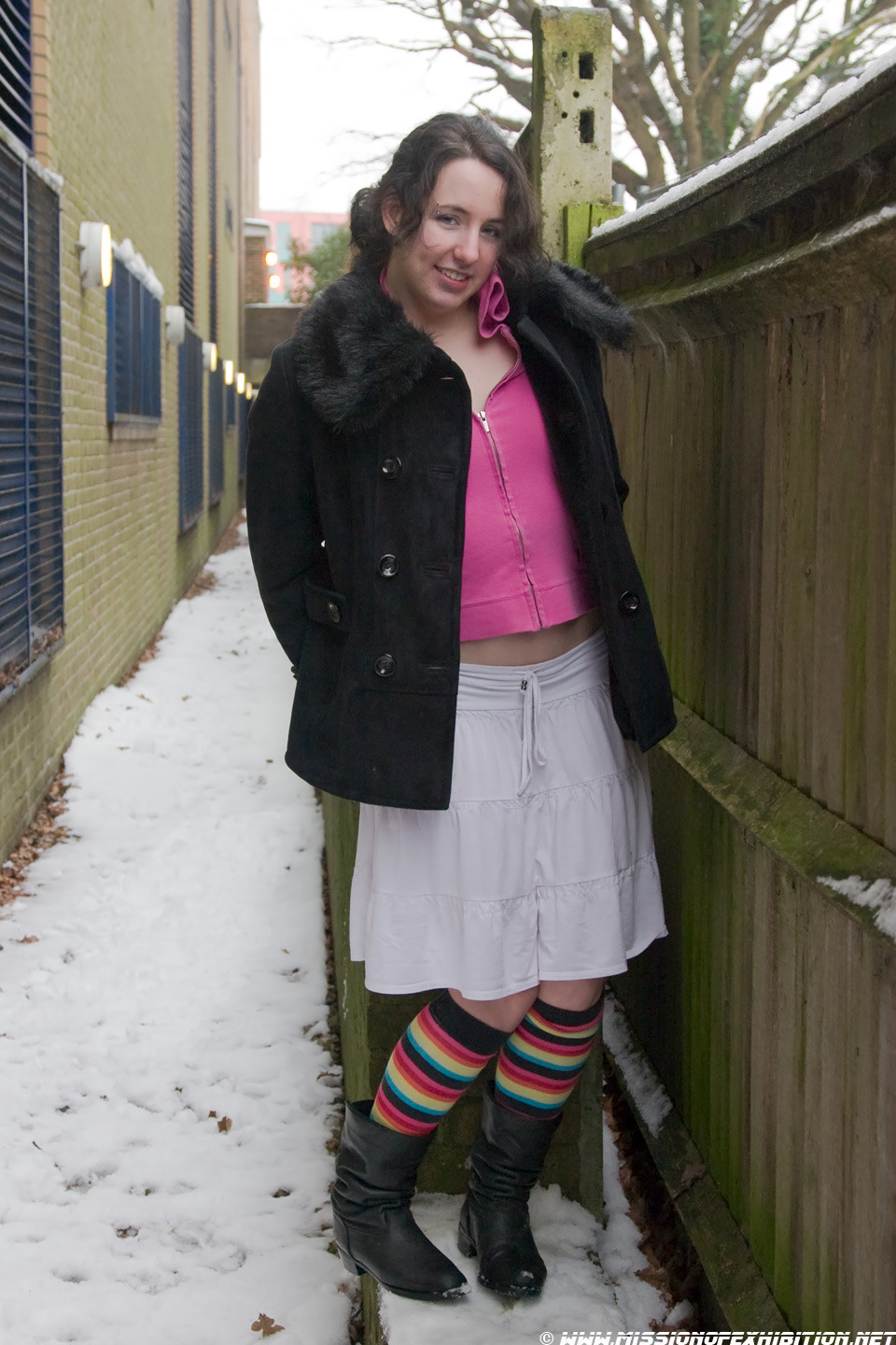 Amateur Babe Lyarah blinkt Muschi an einem kalten verschneiten Tag in England. das Mädchen neben
 #68401957