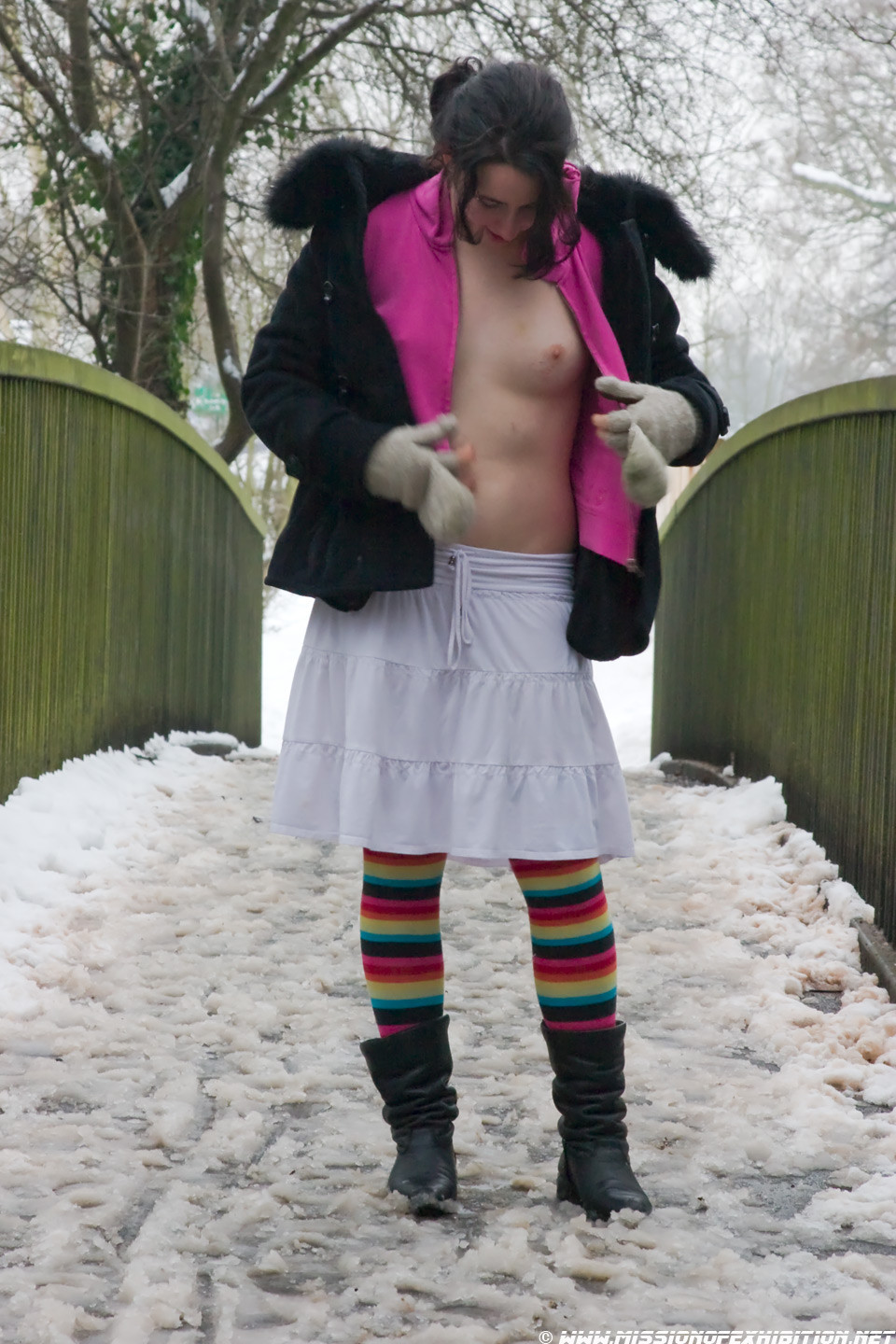 Amateur Babe Lyarah blinkt Muschi an einem kalten verschneiten Tag in England. das Mädchen neben
 #68402113