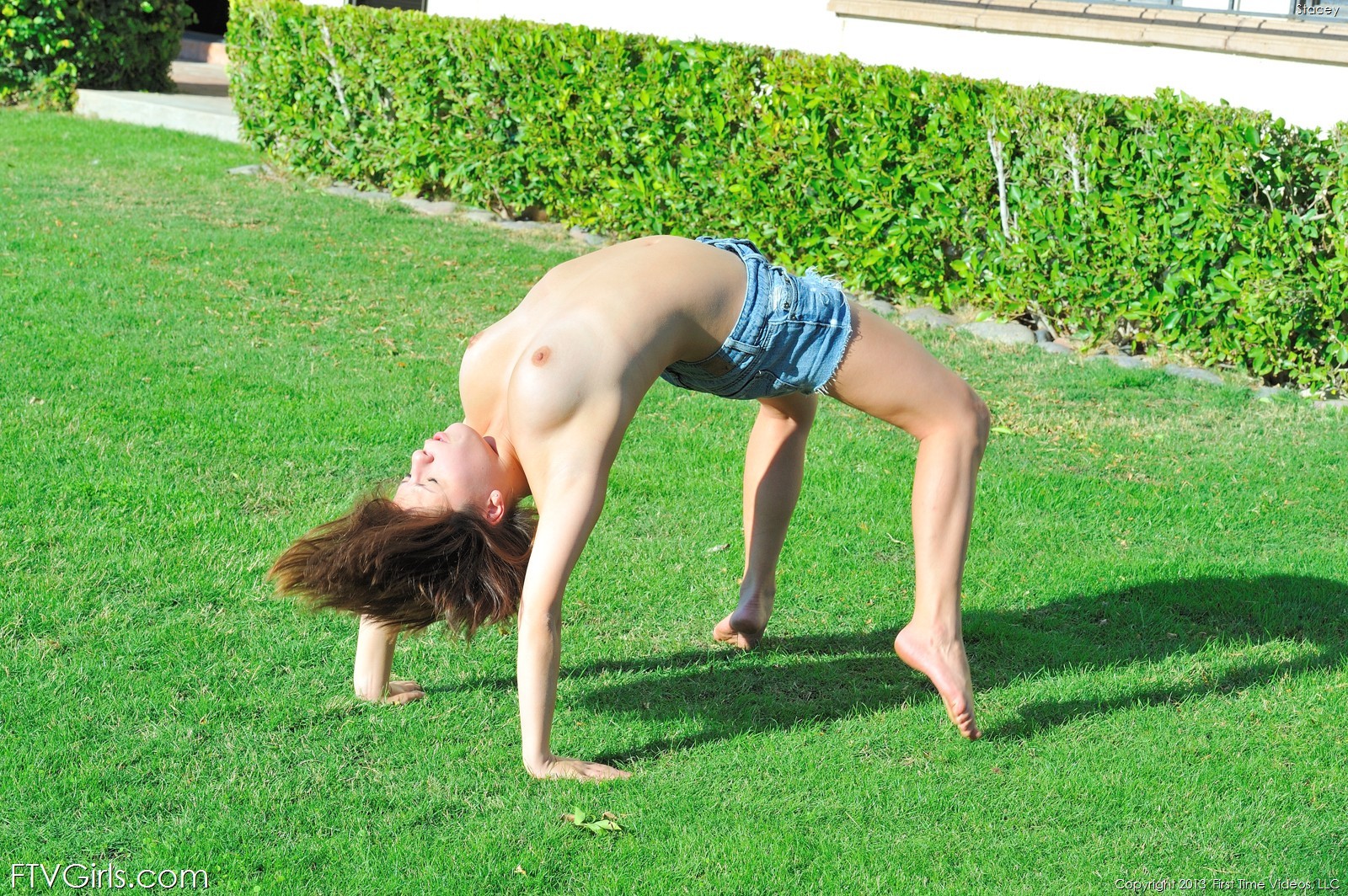 Desnudo gimnasta al aire libre
 #67379700