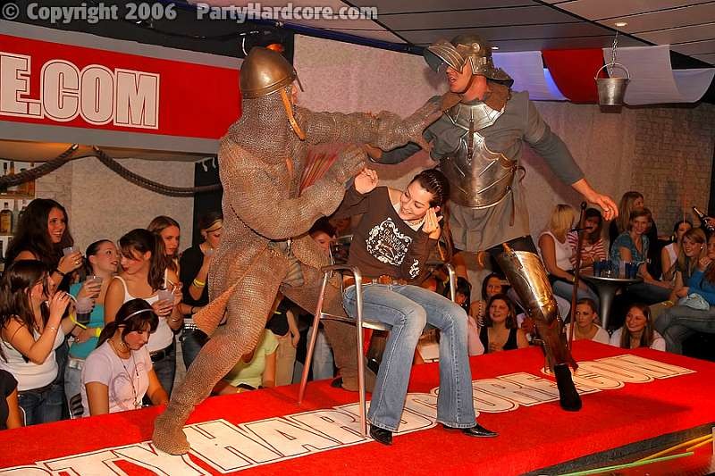 Dos caballeros luchando por meterse en las bragas de lindas jóvenes en el escenario
 #75453116
