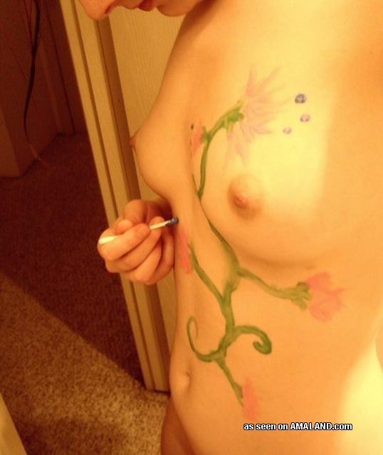 Fotos de autofotos de chicas amateurs con tatuajes finos
 #68139445