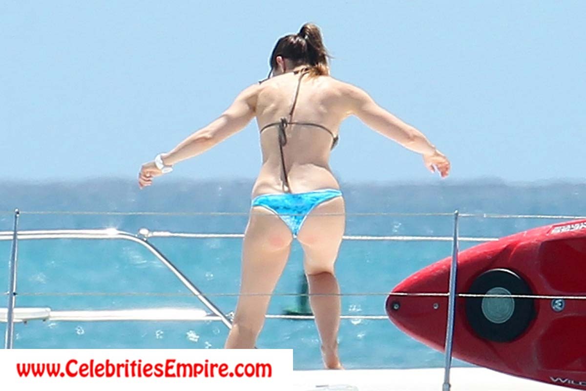 Jessica biel décolleté chaud en bikini sexy
 #75190832