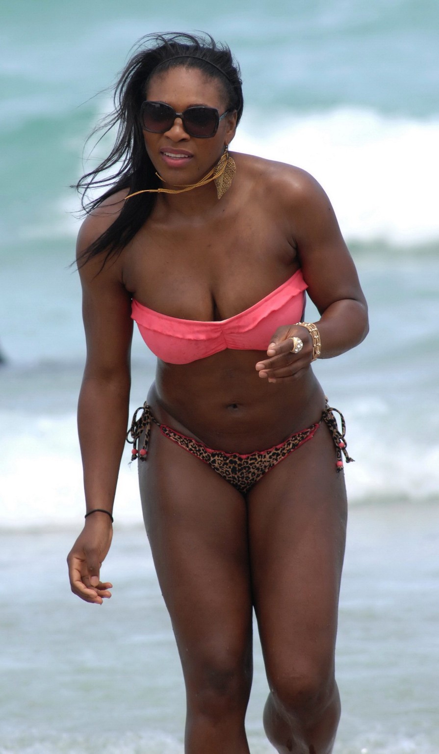 Serena williams muestra su cuerpo curvilíneo usando bikini sin tirantes en la playa de miami
 #75308019