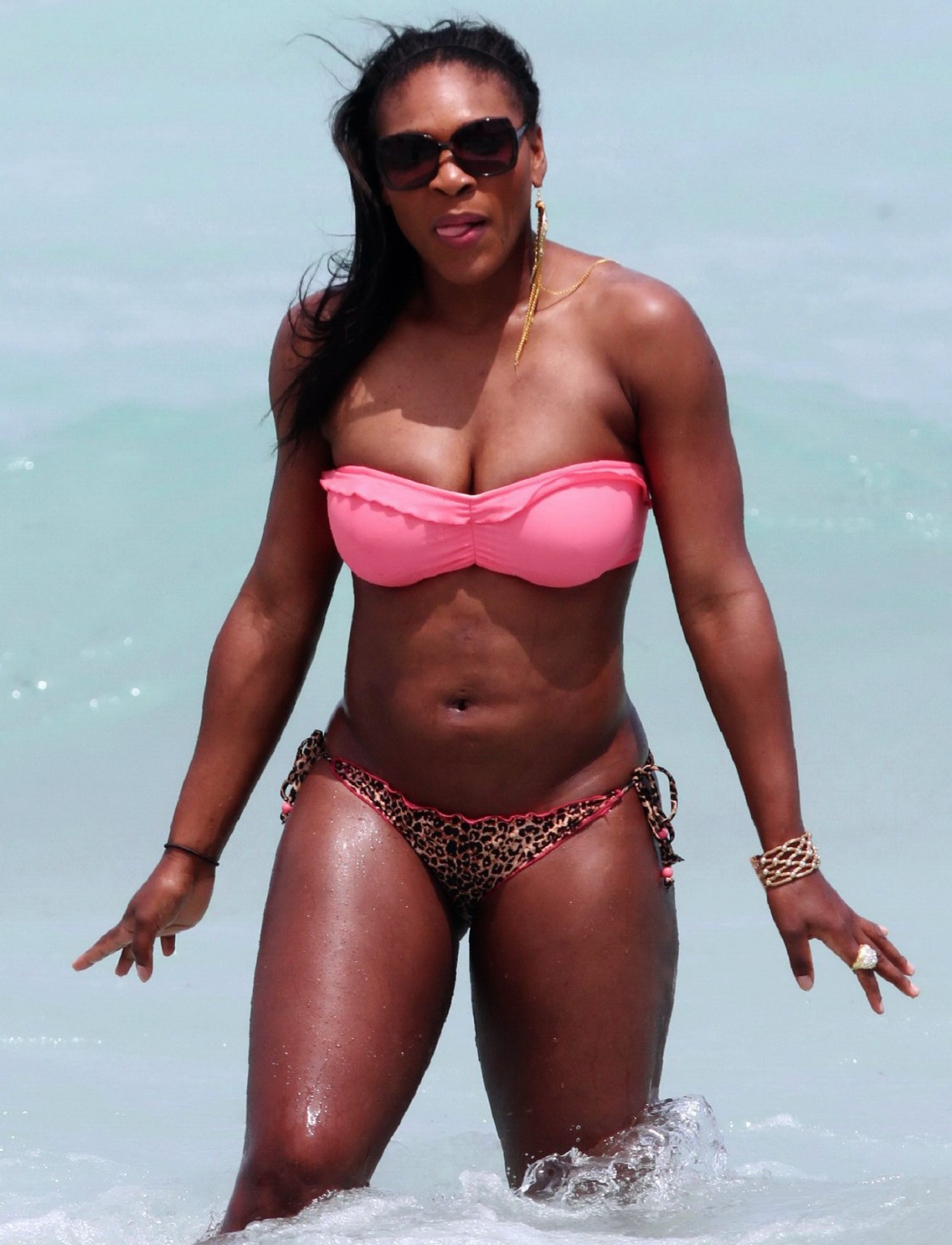 Serena Williams zeigt ihren kurvigen Körper in einem trägerlosen Bikini am Strand von Miami
 #75308031