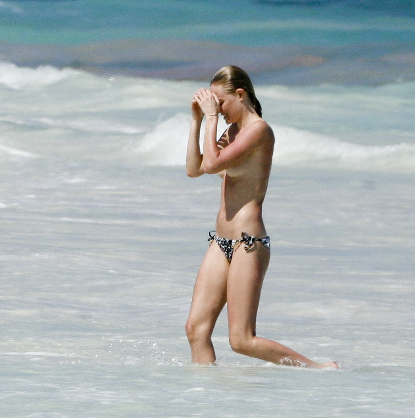Kate bosworth seins nus sur la plage au mexique mais des paparazzi stupides l'ont presque attrapée. 
 #75308791