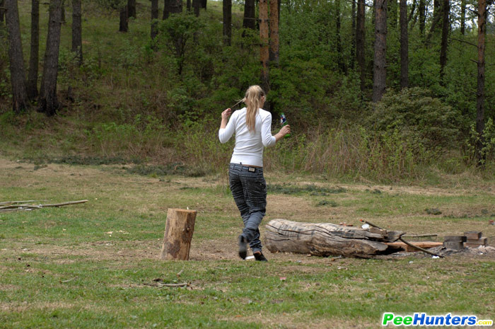 Ragazza va nel bosco per pisciare e fumare una sigaretta
 #78691440