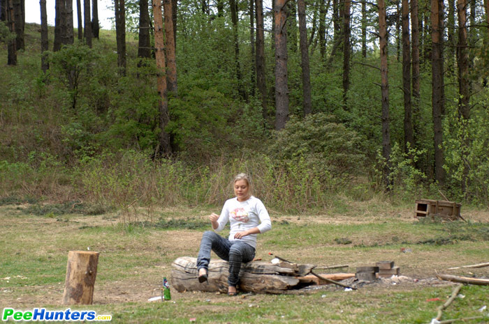 Girlie geht in den Wald um zu pissen und eine Zigarette zu rauchen
 #78691463