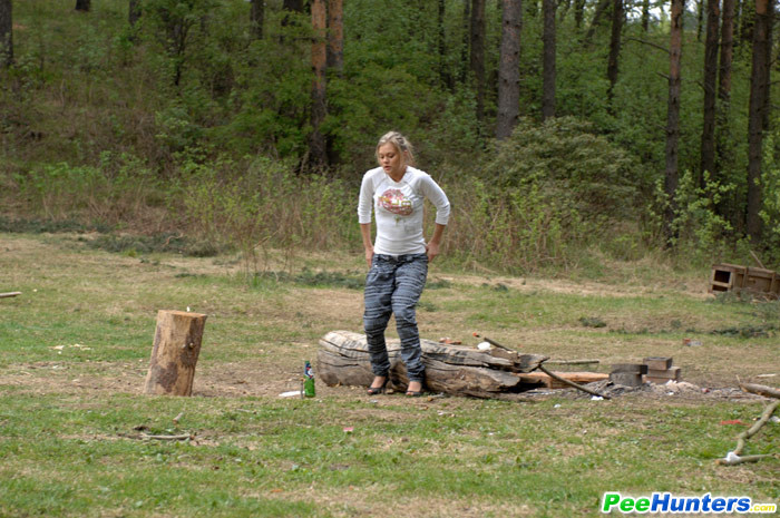 Girlie geht in den Wald um zu pissen und eine Zigarette zu rauchen
 #78691479