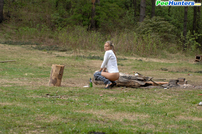 Ragazza va nel bosco per pisciare e fumare una sigaretta
 #78691491