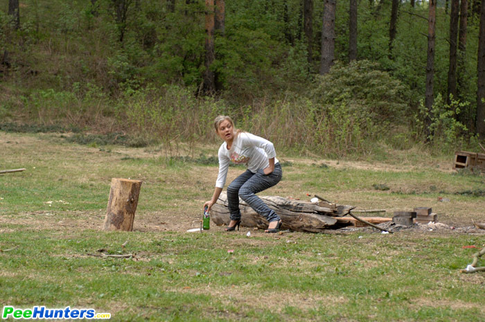 Girlie geht in den Wald um zu pissen und eine Zigarette zu rauchen
 #78691540