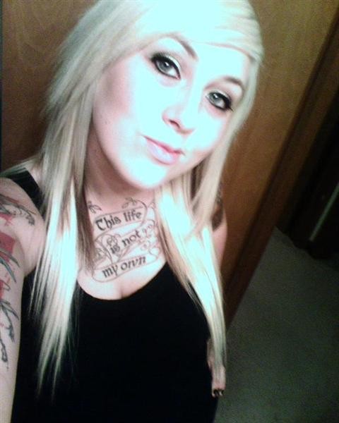 Rubia punk se autodispara
 #68168112