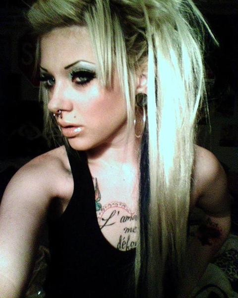 Rubia punk se autodispara
 #68168129