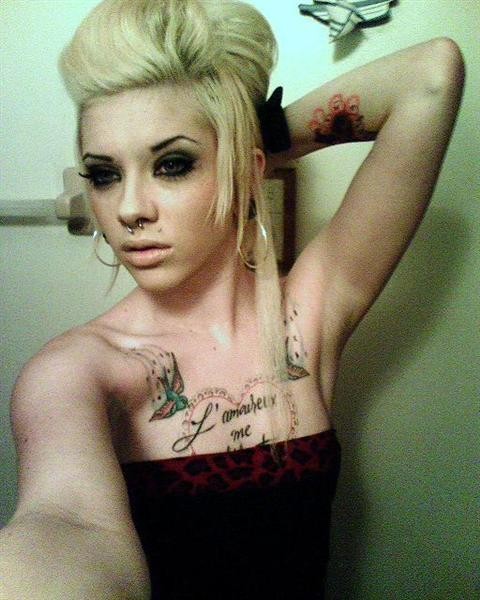 Rubia punk se autodispara
 #68168131