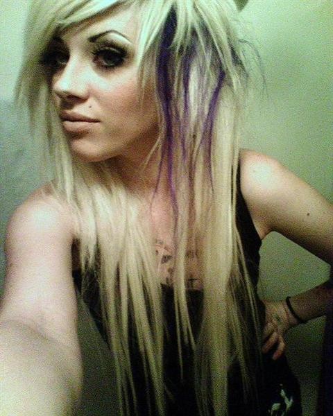 Rubia punk se autodispara
 #68168134