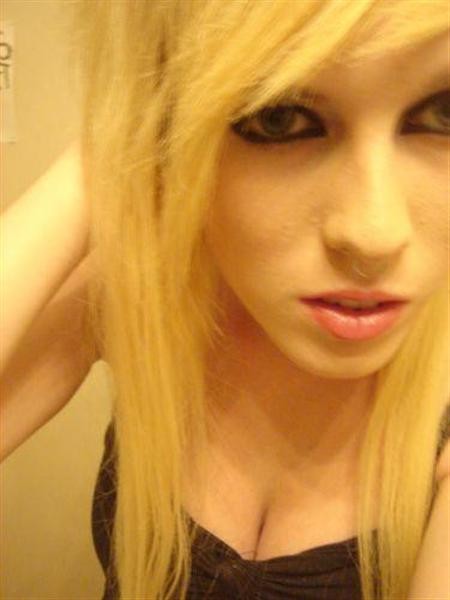 Rubia punk se autodispara
 #68168136