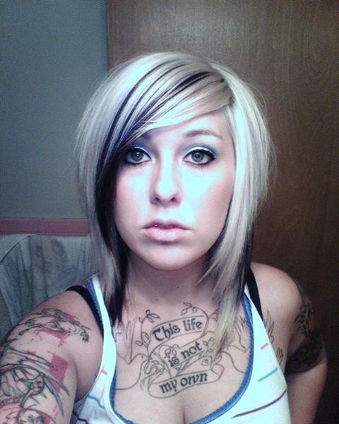 Rubia punk se autodispara
 #68168139