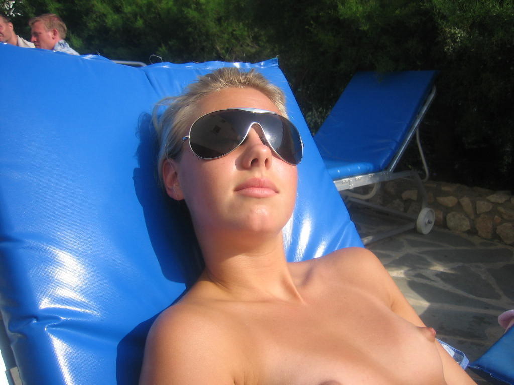 Un baile caliente desnudo se broncea por completo en la playa
 #72253670