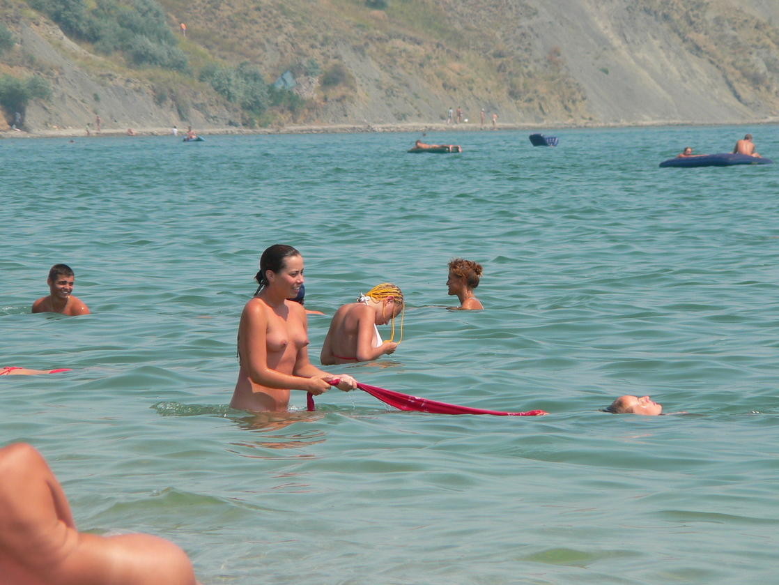 Un baile caliente desnudo se broncea por completo en la playa
 #72253692