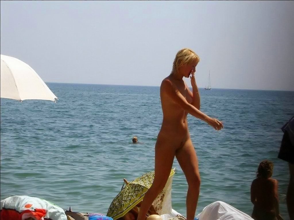 Jeunes nus jouant ensemble sur une plage publique
 #70054557