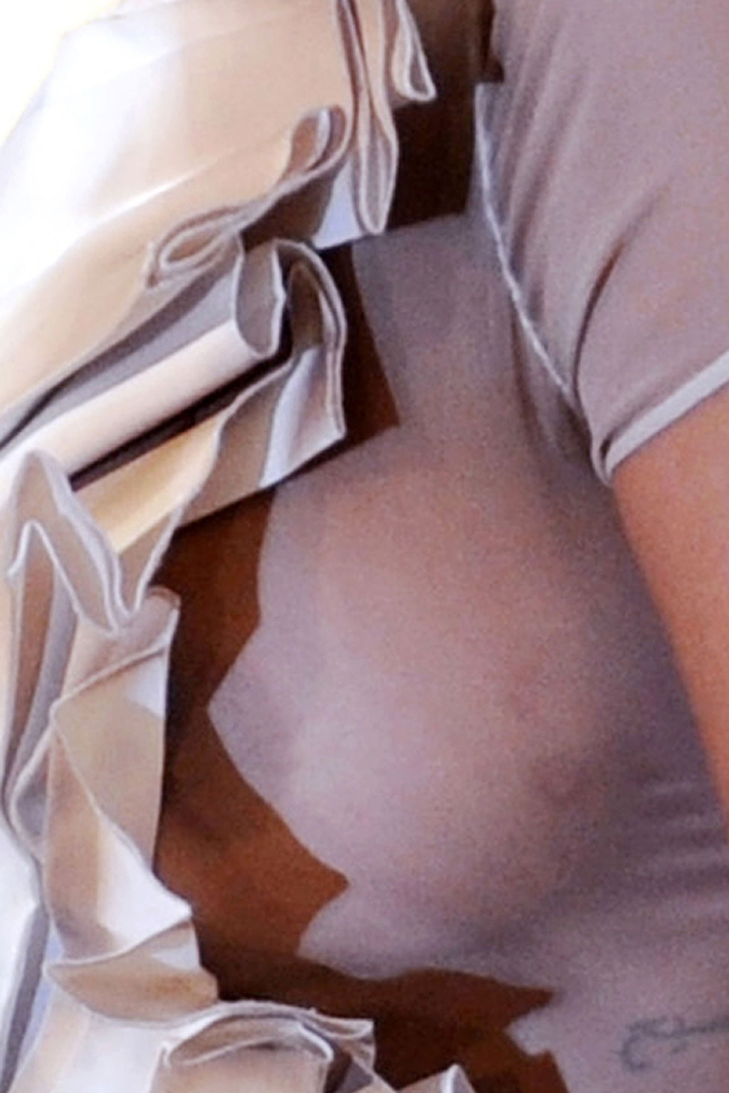Rihanna exponiendo su enorme claevage y su cuerpo sexy en un vestido transparente
 #75320401