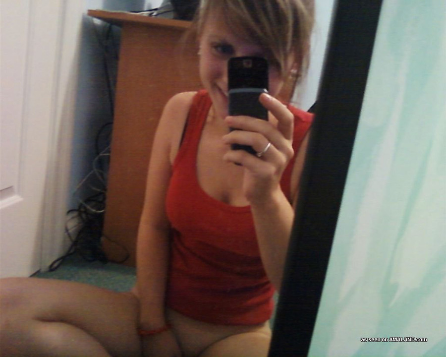Photos d'une blonde posant nue dans la salle de bain
 #77070314