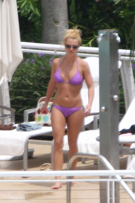 Britney spears grandi tette in bikini più caldo
 #75379864