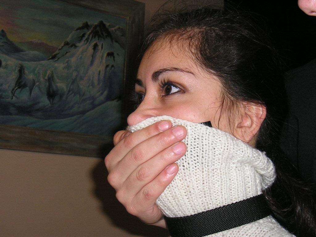 Joven universitaria atada a una silla
 #72155234