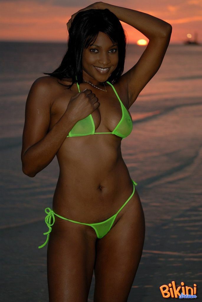 Negra en bikini con tanga en la playa
 #72313886