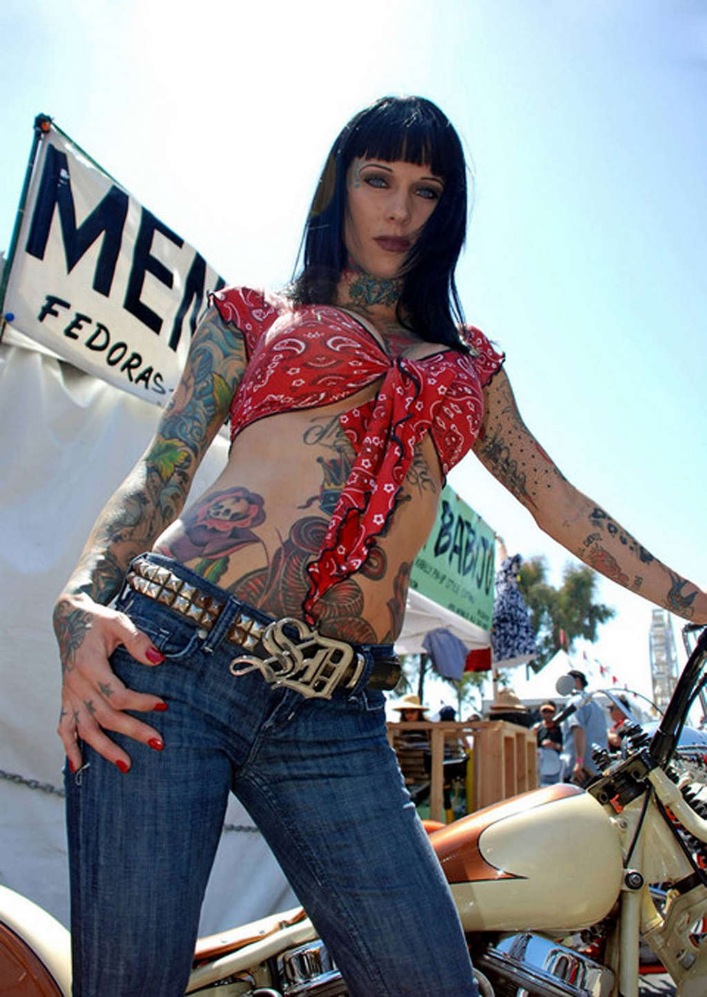 Michelle bombshell zeigt ihren nackten Körper und sexy Tattoos
 #75354819