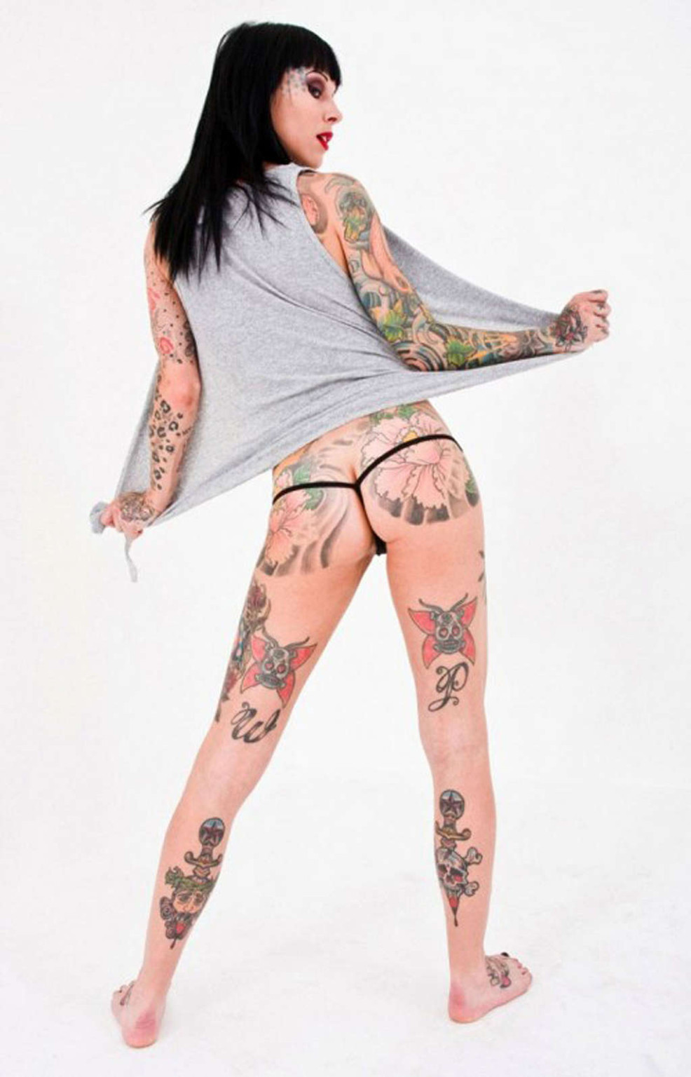 Michelle bombshell che mostra il suo corpo nudo e tatuaggi sexy
 #75354899