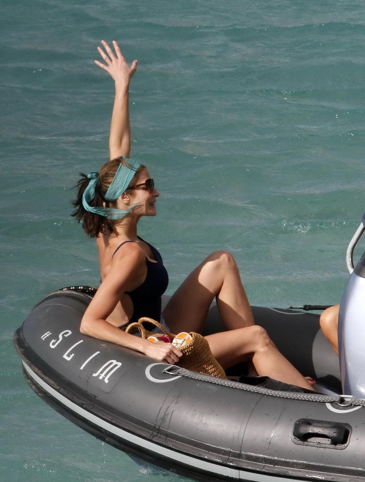 Stephanie Seymour zeigt ihren kurvigen Körper in einem marineblauen Badeanzug in St. B
 #75244651