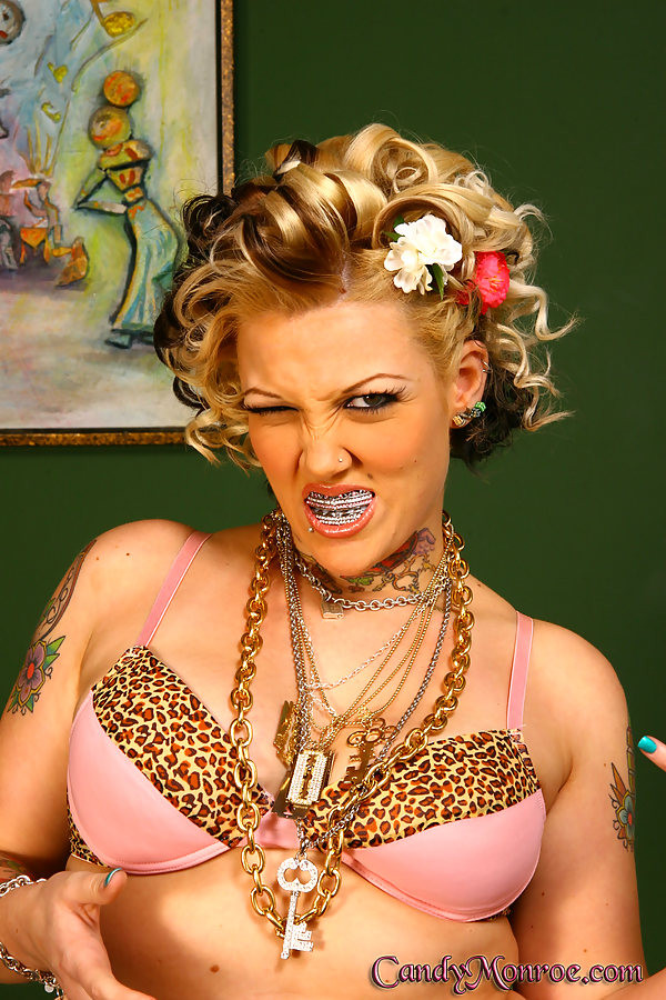 Tatuata regina goth cuckold candy monroe viene sbattuta da un nero
 #73261429