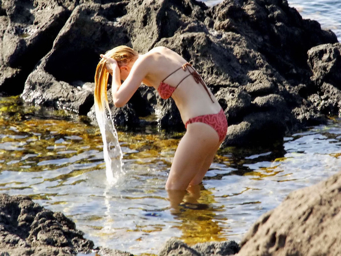 Dakota Johnson oben ohne am Strand während eines Urlaubs in Italien
 #75180830
