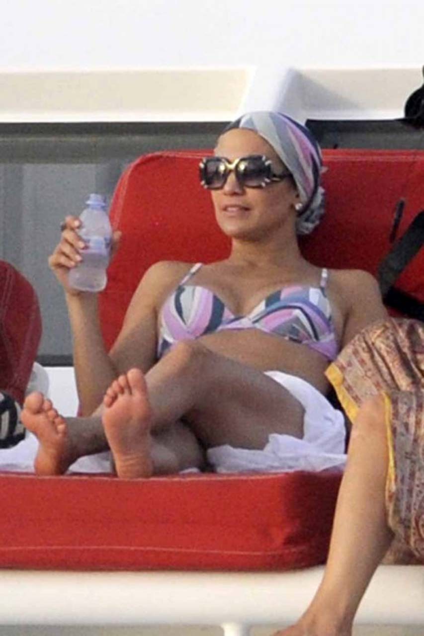 Jennifer lopez che espone il culo sexy del cazzo sul palco e belle tette in bikini top
 #75294466